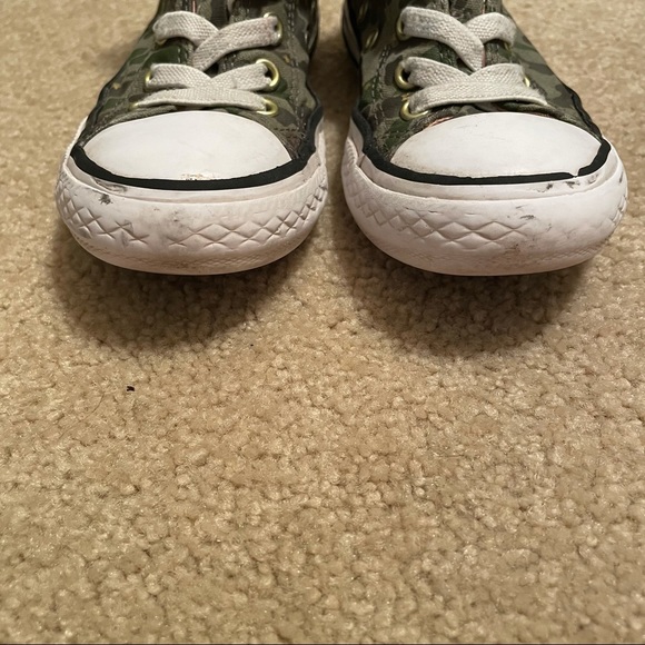 Girl’s High Top Converse All Star with ruffles and camo print (size 12) - Picture 3 of 10